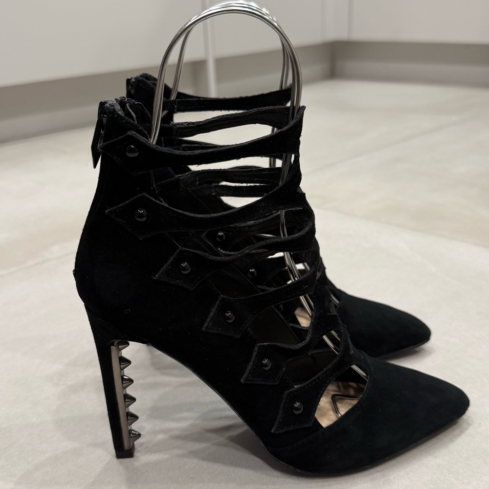 FERGIE SUEDE HEELS 37